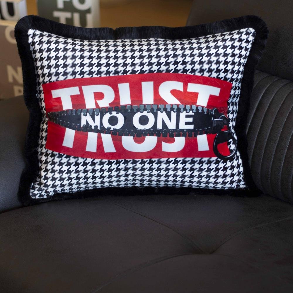 Trust No One Yastık - EY282