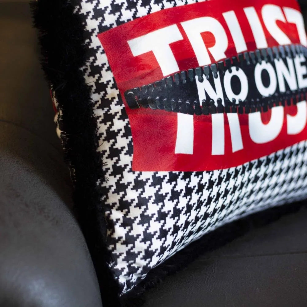 Trust No One Yastık - EY282