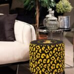 Siyah Büst Detaylı Ahşap Ayaklı Puf