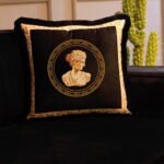 Siyah Büst Detaylı Yastık - EY318
